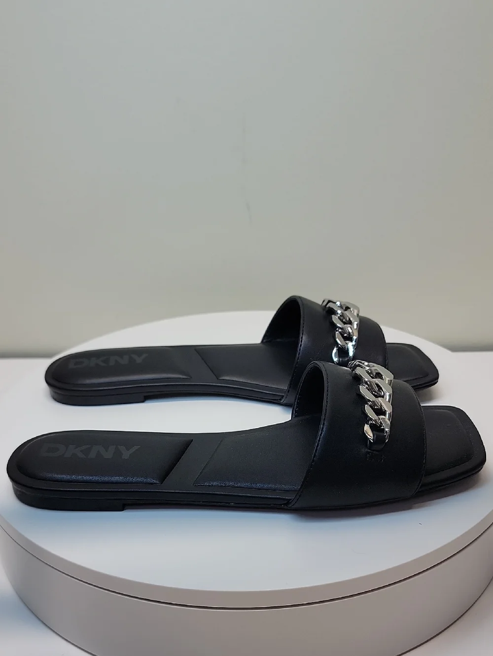 DKNY NEW IN BOX BLACK FLAT SLIDE SANDALS W/SILVER CHAIN - Picture 9 of 10
